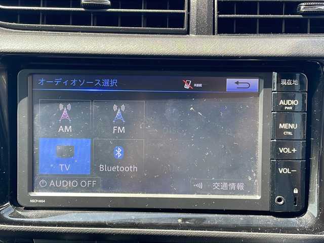 トヨタ アクア X－URBAN 山口県 2015(平27)年 5.7万km ライムホワイトパールクリスタルシャイン プッシュスタート&スマートキー/純正SDナビ/ETC/バックカメラ/ステアリングスイッチ/純正アルミホイル/ヘッドライトべライザー/前後ドライブレコーダー/ECO MODE/純正フロアマット/EV MODE/オートライト/取扱説明書/オートライト/社外マフラー/保証書/フォグランプ/ルーフレール/スペアキー1個