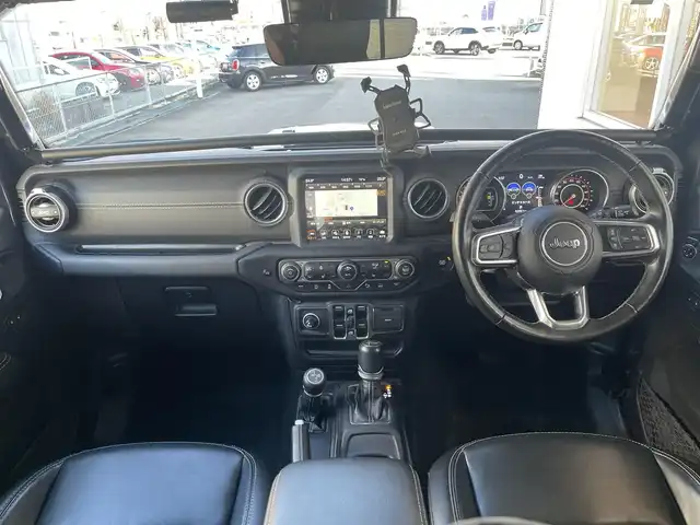 クライスラー・ジープ ジープ ラングラー アンリミテッド サハラ 山梨県 2021(令3)年 5.3万km グラナイトクリスタルメタリッククリアコート ユーザー買取　/ＢＲＵＴ　/２ＳＥＴ　/ブロックタイヤ　/純正ＡＷあり　/純正メモリナビ　/Ｂカメラ　/カープレイ　/ＡＣＣ　/ＢＳＡ　/ＢＴ　/ＬＥＤヘッドライト　/黒革　/シートヒーター　/スペアｋ　/保証書