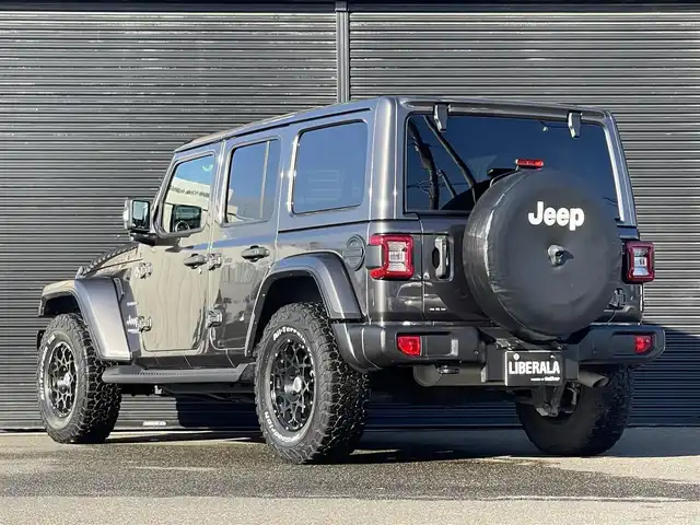 クライスラー・ジープ ジープ ラングラー アンリミテッド サハラ 山梨県 2021(令3)年 5.3万km グラナイトクリスタルメタリッククリアコート ユーザー買取　/ＢＲＵＴ　/２ＳＥＴ　/ブロックタイヤ　/純正ＡＷあり　/純正メモリナビ　/Ｂカメラ　/カープレイ　/ＡＣＣ　/ＢＳＡ　/ＢＴ　/ＬＥＤヘッドライト　/黒革　/シートヒーター　/スペアｋ　/保証書