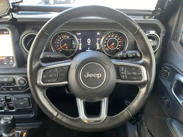 クライスラー・ジープ ジープ ラングラー アンリミテッド サハラ 山梨県 2021(令3)年 5.3万km グラナイトクリスタルメタリッククリアコート ユーザー買取　/ＢＲＵＴ　/２ＳＥＴ　/ブロックタイヤ　/純正ＡＷあり　/純正メモリナビ　/Ｂカメラ　/カープレイ　/ＡＣＣ　/ＢＳＡ　/ＢＴ　/ＬＥＤヘッドライト　/黒革　/シートヒーター　/スペアｋ　/保証書