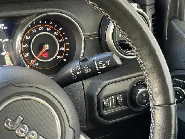 クライスラー・ジープ ジープ ラングラー アンリミテッド サハラ 山梨県 2021(令3)年 5.3万km グラナイトクリスタルメタリッククリアコート ユーザー買取　/ＢＲＵＴ　/２ＳＥＴ　/ブロックタイヤ　/純正ＡＷあり　/純正メモリナビ　/Ｂカメラ　/カープレイ　/ＡＣＣ　/ＢＳＡ　/ＢＴ　/ＬＥＤヘッドライト　/黒革　/シートヒーター　/スペアｋ　/保証書