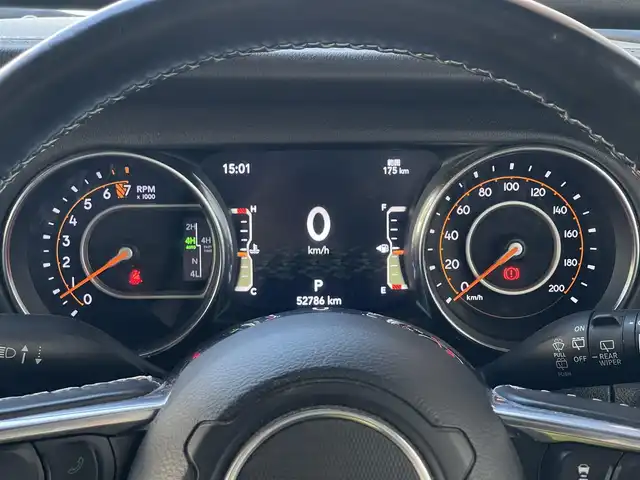 クライスラー・ジープ ジープ ラングラー アンリミテッド サハラ 山梨県 2021(令3)年 5.3万km グラナイトクリスタルメタリッククリアコート ユーザー買取　/ＢＲＵＴ　/２ＳＥＴ　/ブロックタイヤ　/純正ＡＷあり　/純正メモリナビ　/Ｂカメラ　/カープレイ　/ＡＣＣ　/ＢＳＡ　/ＢＴ　/ＬＥＤヘッドライト　/黒革　/シートヒーター　/スペアｋ　/保証書