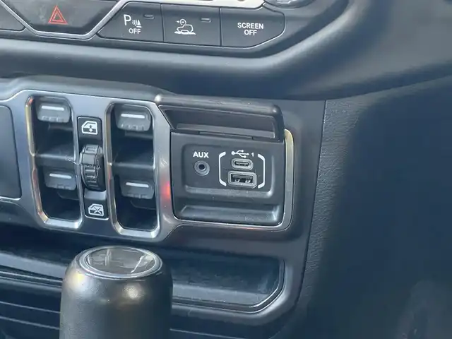 クライスラー・ジープ ジープ ラングラー アンリミテッド サハラ 山梨県 2021(令3)年 5.3万km グラナイトクリスタルメタリッククリアコート ユーザー買取　/ＢＲＵＴ　/２ＳＥＴ　/ブロックタイヤ　/純正ＡＷあり　/純正メモリナビ　/Ｂカメラ　/カープレイ　/ＡＣＣ　/ＢＳＡ　/ＢＴ　/ＬＥＤヘッドライト　/黒革　/シートヒーター　/スペアｋ　/保証書