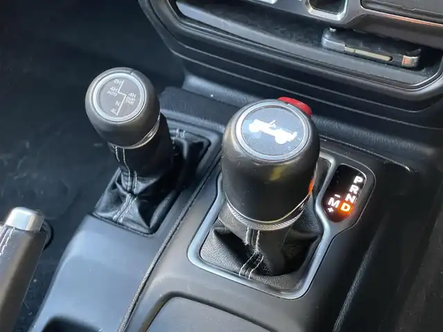 クライスラー・ジープ ジープ ラングラー アンリミテッド サハラ 山梨県 2021(令3)年 5.3万km グラナイトクリスタルメタリッククリアコート ユーザー買取　/ＢＲＵＴ　/２ＳＥＴ　/ブロックタイヤ　/純正ＡＷあり　/純正メモリナビ　/Ｂカメラ　/カープレイ　/ＡＣＣ　/ＢＳＡ　/ＢＴ　/ＬＥＤヘッドライト　/黒革　/シートヒーター　/スペアｋ　/保証書