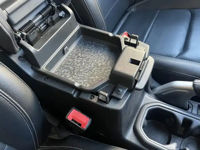 クライスラー・ジープ ジープ ラングラー アンリミテッド サハラ 山梨県 2021(令3)年 5.3万km グラナイトクリスタルメタリッククリアコート ユーザー買取　/ＢＲＵＴ　/２ＳＥＴ　/ブロックタイヤ　/純正ＡＷあり　/純正メモリナビ　/Ｂカメラ　/カープレイ　/ＡＣＣ　/ＢＳＡ　/ＢＴ　/ＬＥＤヘッドライト　/黒革　/シートヒーター　/スペアｋ　/保証書