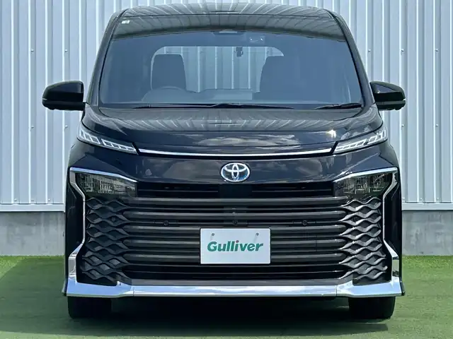 トヨタ ヴォクシー ハイブリッド S－Z 香川県 2022(令4)年 3万km アティチュードブラックマイカ 登録時走行距離：30074km/メーカー純正ナビ/　CD DVD BT フルセグTV/全方位カメラ/両側パワースライドドア/プリクラッシュセーフティシステム/レーンキープアシスト/レーダークルーズコントロール/クリアランスソナー/オートハイビーム/LEDヘッドライト/オートライト/パーキングアシスト/ビルトインETC2.0/前後ドライブレコーダー/AC100V充電/電子パーキングブレーキ/ハーフレザーシート/シートヒーター/革巻きステアリング/ステアリングスイッチ/プッシュスタート/スマートキー