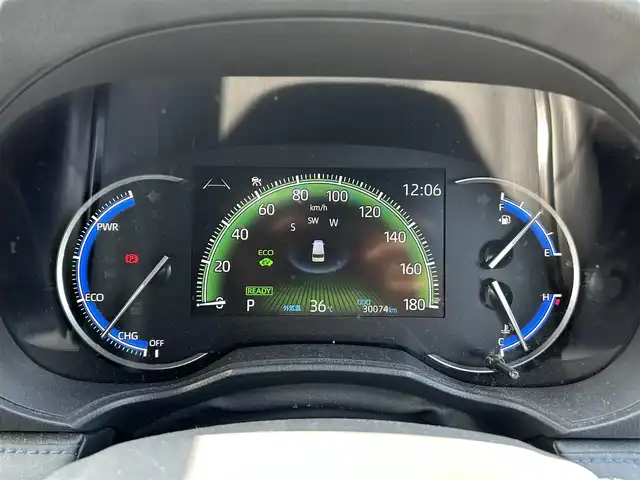 トヨタ ヴォクシー ハイブリッド S－Z 香川県 2022(令4)年 3万km アティチュードブラックマイカ 登録時走行距離：30074km/メーカー純正ナビ/　CD DVD BT フルセグTV/全方位カメラ/両側パワースライドドア/プリクラッシュセーフティシステム/レーンキープアシスト/レーダークルーズコントロール/クリアランスソナー/オートハイビーム/LEDヘッドライト/オートライト/パーキングアシスト/ビルトインETC2.0/前後ドライブレコーダー/AC100V充電/電子パーキングブレーキ/ハーフレザーシート/シートヒーター/革巻きステアリング/ステアリングスイッチ/プッシュスタート/スマートキー