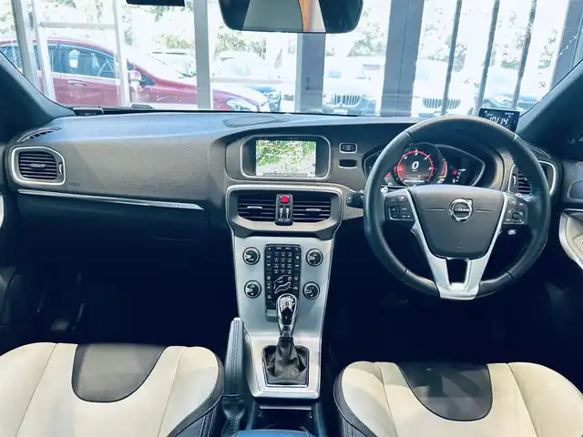 ボルボ Ｖ４０ クロスカントリー D4 アクティブED 大阪府 2019(平31)年 5.4万km 黒 150台限定車/ガラスルーフ/HarmanKardon/ACC/BLIS/純正ナビ/TV/バックカメラ/純正17インチAW/LEDヘッドライト/クリアランスソナー/パドルシフト/ルーフレール/レザーシート/パワーシート/Dシートメモリ/シートヒーター/ETC/ドラレコ/レーダー探知機