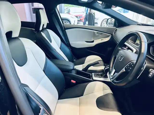ボルボ Ｖ４０ クロスカントリー D4 アクティブED 大阪府 2019(平31)年 5.4万km 黒 150台限定車/ガラスルーフ/HarmanKardon/ACC/BLIS/純正ナビ/TV/バックカメラ/純正17インチAW/LEDヘッドライト/クリアランスソナー/パドルシフト/ルーフレール/レザーシート/パワーシート/Dシートメモリ/シートヒーター/ETC/ドラレコ/レーダー探知機