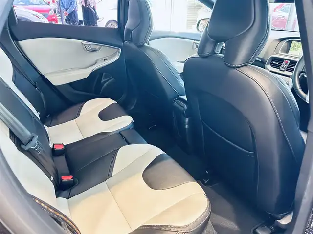 ボルボ Ｖ４０ クロスカントリー D4 アクティブED 大阪府 2019(平31)年 5.4万km 黒 150台限定車/ガラスルーフ/HarmanKardon/ACC/BLIS/純正ナビ/TV/バックカメラ/純正17インチAW/LEDヘッドライト/クリアランスソナー/パドルシフト/ルーフレール/レザーシート/パワーシート/Dシートメモリ/シートヒーター/ETC/ドラレコ/レーダー探知機