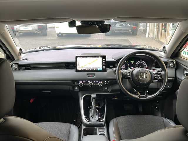 ホンダ ヴェゼル ハイブリッド e:HEV Z 埼玉県 2023(令5)年 2.3万km クリスタルブラックパール 登録時22818km/ワンオーナー/純正ナビ/フルセグ/BT/USB/アラウンドビューモニター/ビルトインETC2.0/前後ドライブレコーダー/衝突被害軽減ブレーキ/路外逸脱抑制機能/踏み間違い衝突軽減システム/ヒルディセントコントロール/レーダークルーズコントロール/パドルシフト/ハーフレザーシート/前席シートヒーター/革巻きハンドル/ステアリングリモコン/ステアリングヒーター/パワーバックドア/パーキングセンサーシステム/プッシュスタート/置くだけ充電/電動格納ミラー/ウィンカーミラー/オートライト/横滑り防止装置/純正フロアマット/純正18インチアルミホイール/LEDヘッドライト/フォグランプ/リアスポイラー/ドアバイザー/スマートキー×2/保証書/取説