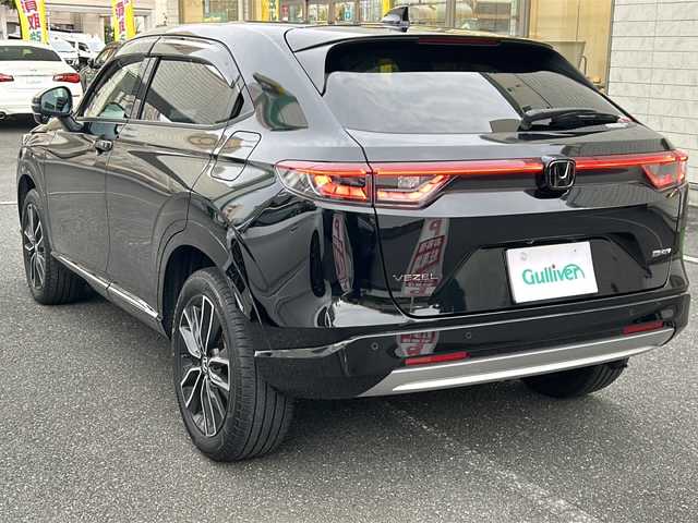 ホンダ ヴェゼル ハイブリッド e:HEV Z 埼玉県 2023(令5)年 2.3万km クリスタルブラックパール 登録時22818km/ワンオーナー/純正ナビ/フルセグ/BT/USB/アラウンドビューモニター/ビルトインETC2.0/前後ドライブレコーダー/衝突被害軽減ブレーキ/路外逸脱抑制機能/踏み間違い衝突軽減システム/ヒルディセントコントロール/レーダークルーズコントロール/パドルシフト/ハーフレザーシート/前席シートヒーター/革巻きハンドル/ステアリングリモコン/ステアリングヒーター/パワーバックドア/パーキングセンサーシステム/プッシュスタート/置くだけ充電/電動格納ミラー/ウィンカーミラー/オートライト/横滑り防止装置/純正フロアマット/純正18インチアルミホイール/LEDヘッドライト/フォグランプ/リアスポイラー/ドアバイザー/スマートキー×2/保証書/取説