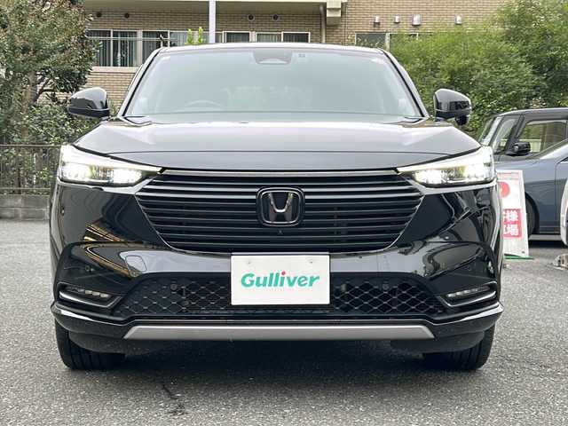 ホンダ ヴェゼル ハイブリッド e:HEV Z 埼玉県 2023(令5)年 2.3万km クリスタルブラックパール 登録時22818km/ワンオーナー/純正ナビ/フルセグ/BT/USB/アラウンドビューモニター/ビルトインETC2.0/前後ドライブレコーダー/衝突被害軽減ブレーキ/路外逸脱抑制機能/踏み間違い衝突軽減システム/ヒルディセントコントロール/レーダークルーズコントロール/パドルシフト/ハーフレザーシート/前席シートヒーター/革巻きハンドル/ステアリングリモコン/ステアリングヒーター/パワーバックドア/パーキングセンサーシステム/プッシュスタート/置くだけ充電/電動格納ミラー/ウィンカーミラー/オートライト/横滑り防止装置/純正フロアマット/純正18インチアルミホイール/LEDヘッドライト/フォグランプ/リアスポイラー/ドアバイザー/スマートキー×2/保証書/取説