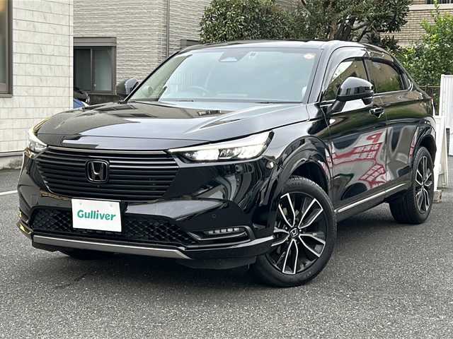 ホンダ ヴェゼル ハイブリッド e:HEV Z 埼玉県 2023(令5)年 2.3万km クリスタルブラックパール 登録時22818km/ワンオーナー/純正ナビ/フルセグ/BT/USB/アラウンドビューモニター/ビルトインETC2.0/前後ドライブレコーダー/衝突被害軽減ブレーキ/路外逸脱抑制機能/踏み間違い衝突軽減システム/ヒルディセントコントロール/レーダークルーズコントロール/パドルシフト/ハーフレザーシート/前席シートヒーター/革巻きハンドル/ステアリングリモコン/ステアリングヒーター/パワーバックドア/パーキングセンサーシステム/プッシュスタート/置くだけ充電/電動格納ミラー/ウィンカーミラー/オートライト/横滑り防止装置/純正フロアマット/純正18インチアルミホイール/LEDヘッドライト/フォグランプ/リアスポイラー/ドアバイザー/スマートキー×2/保証書/取説
