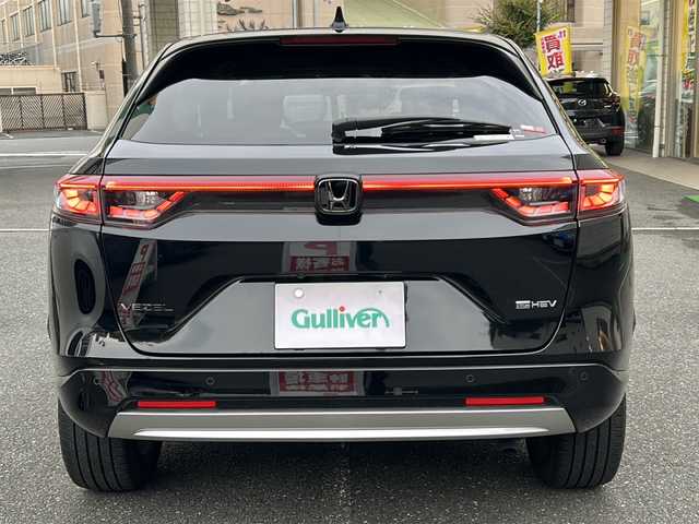 ホンダ ヴェゼル ハイブリッド e:HEV Z 埼玉県 2023(令5)年 2.3万km クリスタルブラックパール 登録時22818km/ワンオーナー/純正ナビ/フルセグ/BT/USB/アラウンドビューモニター/ビルトインETC2.0/前後ドライブレコーダー/衝突被害軽減ブレーキ/路外逸脱抑制機能/踏み間違い衝突軽減システム/ヒルディセントコントロール/レーダークルーズコントロール/パドルシフト/ハーフレザーシート/前席シートヒーター/革巻きハンドル/ステアリングリモコン/ステアリングヒーター/パワーバックドア/パーキングセンサーシステム/プッシュスタート/置くだけ充電/電動格納ミラー/ウィンカーミラー/オートライト/横滑り防止装置/純正フロアマット/純正18インチアルミホイール/LEDヘッドライト/フォグランプ/リアスポイラー/ドアバイザー/スマートキー×2/保証書/取説