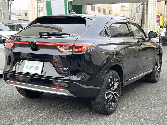 ホンダ ヴェゼル ハイブリッド e:HEV Z 埼玉県 2023(令5)年 2.3万km クリスタルブラックパール 登録時22818km/ワンオーナー/純正ナビ/フルセグ/BT/USB/アラウンドビューモニター/ビルトインETC2.0/前後ドライブレコーダー/衝突被害軽減ブレーキ/路外逸脱抑制機能/踏み間違い衝突軽減システム/ヒルディセントコントロール/レーダークルーズコントロール/パドルシフト/ハーフレザーシート/前席シートヒーター/革巻きハンドル/ステアリングリモコン/ステアリングヒーター/パワーバックドア/パーキングセンサーシステム/プッシュスタート/置くだけ充電/電動格納ミラー/ウィンカーミラー/オートライト/横滑り防止装置/純正フロアマット/純正18インチアルミホイール/LEDヘッドライト/フォグランプ/リアスポイラー/ドアバイザー/スマートキー×2/保証書/取説