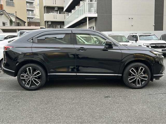 ホンダ ヴェゼル ハイブリッド e:HEV Z 埼玉県 2023(令5)年 2.3万km クリスタルブラックパール 登録時22818km/ワンオーナー/純正ナビ/フルセグ/BT/USB/アラウンドビューモニター/ビルトインETC2.0/前後ドライブレコーダー/衝突被害軽減ブレーキ/路外逸脱抑制機能/踏み間違い衝突軽減システム/ヒルディセントコントロール/レーダークルーズコントロール/パドルシフト/ハーフレザーシート/前席シートヒーター/革巻きハンドル/ステアリングリモコン/ステアリングヒーター/パワーバックドア/パーキングセンサーシステム/プッシュスタート/置くだけ充電/電動格納ミラー/ウィンカーミラー/オートライト/横滑り防止装置/純正フロアマット/純正18インチアルミホイール/LEDヘッドライト/フォグランプ/リアスポイラー/ドアバイザー/スマートキー×2/保証書/取説
