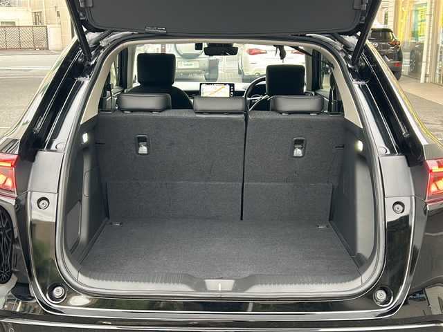 ホンダ ヴェゼル ハイブリッド e:HEV Z 埼玉県 2023(令5)年 2.3万km クリスタルブラックパール 登録時22818km/ワンオーナー/純正ナビ/フルセグ/BT/USB/アラウンドビューモニター/ビルトインETC2.0/前後ドライブレコーダー/衝突被害軽減ブレーキ/路外逸脱抑制機能/踏み間違い衝突軽減システム/ヒルディセントコントロール/レーダークルーズコントロール/パドルシフト/ハーフレザーシート/前席シートヒーター/革巻きハンドル/ステアリングリモコン/ステアリングヒーター/パワーバックドア/パーキングセンサーシステム/プッシュスタート/置くだけ充電/電動格納ミラー/ウィンカーミラー/オートライト/横滑り防止装置/純正フロアマット/純正18インチアルミホイール/LEDヘッドライト/フォグランプ/リアスポイラー/ドアバイザー/スマートキー×2/保証書/取説