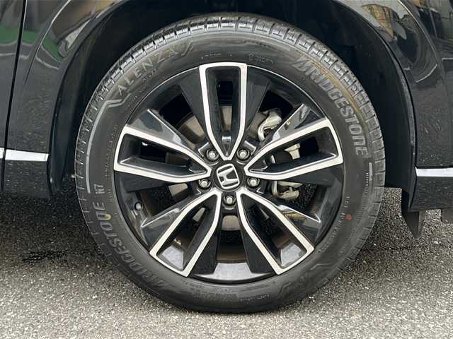 ホンダ ヴェゼル ハイブリッド e:HEV Z 埼玉県 2023(令5)年 2.3万km クリスタルブラックパール 登録時22818km/ワンオーナー/純正ナビ/フルセグ/BT/USB/アラウンドビューモニター/ビルトインETC2.0/前後ドライブレコーダー/衝突被害軽減ブレーキ/路外逸脱抑制機能/踏み間違い衝突軽減システム/ヒルディセントコントロール/レーダークルーズコントロール/パドルシフト/ハーフレザーシート/前席シートヒーター/革巻きハンドル/ステアリングリモコン/ステアリングヒーター/パワーバックドア/パーキングセンサーシステム/プッシュスタート/置くだけ充電/電動格納ミラー/ウィンカーミラー/オートライト/横滑り防止装置/純正フロアマット/純正18インチアルミホイール/LEDヘッドライト/フォグランプ/リアスポイラー/ドアバイザー/スマートキー×2/保証書/取説