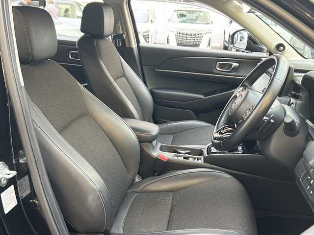 ホンダ ヴェゼル ハイブリッド e:HEV Z 埼玉県 2023(令5)年 2.3万km クリスタルブラックパール 登録時22818km/ワンオーナー/純正ナビ/フルセグ/BT/USB/アラウンドビューモニター/ビルトインETC2.0/前後ドライブレコーダー/衝突被害軽減ブレーキ/路外逸脱抑制機能/踏み間違い衝突軽減システム/ヒルディセントコントロール/レーダークルーズコントロール/パドルシフト/ハーフレザーシート/前席シートヒーター/革巻きハンドル/ステアリングリモコン/ステアリングヒーター/パワーバックドア/パーキングセンサーシステム/プッシュスタート/置くだけ充電/電動格納ミラー/ウィンカーミラー/オートライト/横滑り防止装置/純正フロアマット/純正18インチアルミホイール/LEDヘッドライト/フォグランプ/リアスポイラー/ドアバイザー/スマートキー×2/保証書/取説