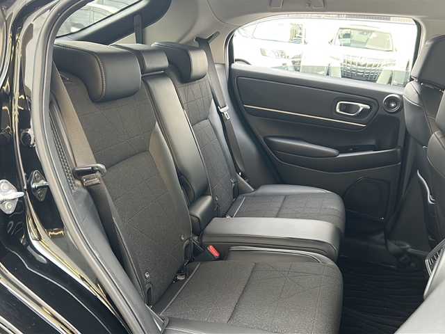 ホンダ ヴェゼル ハイブリッド e:HEV Z 埼玉県 2023(令5)年 2.3万km クリスタルブラックパール 登録時22818km/ワンオーナー/純正ナビ/フルセグ/BT/USB/アラウンドビューモニター/ビルトインETC2.0/前後ドライブレコーダー/衝突被害軽減ブレーキ/路外逸脱抑制機能/踏み間違い衝突軽減システム/ヒルディセントコントロール/レーダークルーズコントロール/パドルシフト/ハーフレザーシート/前席シートヒーター/革巻きハンドル/ステアリングリモコン/ステアリングヒーター/パワーバックドア/パーキングセンサーシステム/プッシュスタート/置くだけ充電/電動格納ミラー/ウィンカーミラー/オートライト/横滑り防止装置/純正フロアマット/純正18インチアルミホイール/LEDヘッドライト/フォグランプ/リアスポイラー/ドアバイザー/スマートキー×2/保証書/取説