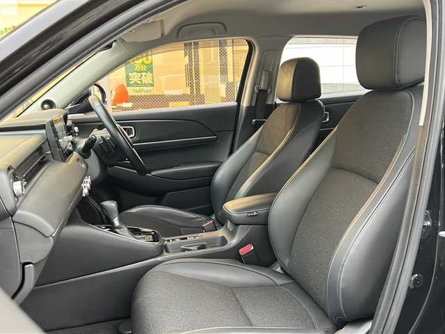 ホンダ ヴェゼル ハイブリッド e:HEV Z 埼玉県 2023(令5)年 2.3万km クリスタルブラックパール 登録時22818km/ワンオーナー/純正ナビ/フルセグ/BT/USB/アラウンドビューモニター/ビルトインETC2.0/前後ドライブレコーダー/衝突被害軽減ブレーキ/路外逸脱抑制機能/踏み間違い衝突軽減システム/ヒルディセントコントロール/レーダークルーズコントロール/パドルシフト/ハーフレザーシート/前席シートヒーター/革巻きハンドル/ステアリングリモコン/ステアリングヒーター/パワーバックドア/パーキングセンサーシステム/プッシュスタート/置くだけ充電/電動格納ミラー/ウィンカーミラー/オートライト/横滑り防止装置/純正フロアマット/純正18インチアルミホイール/LEDヘッドライト/フォグランプ/リアスポイラー/ドアバイザー/スマートキー×2/保証書/取説