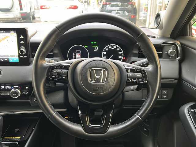 ホンダ ヴェゼル ハイブリッド e:HEV Z 埼玉県 2023(令5)年 2.3万km クリスタルブラックパール 登録時22818km/ワンオーナー/純正ナビ/フルセグ/BT/USB/アラウンドビューモニター/ビルトインETC2.0/前後ドライブレコーダー/衝突被害軽減ブレーキ/路外逸脱抑制機能/踏み間違い衝突軽減システム/ヒルディセントコントロール/レーダークルーズコントロール/パドルシフト/ハーフレザーシート/前席シートヒーター/革巻きハンドル/ステアリングリモコン/ステアリングヒーター/パワーバックドア/パーキングセンサーシステム/プッシュスタート/置くだけ充電/電動格納ミラー/ウィンカーミラー/オートライト/横滑り防止装置/純正フロアマット/純正18インチアルミホイール/LEDヘッドライト/フォグランプ/リアスポイラー/ドアバイザー/スマートキー×2/保証書/取説