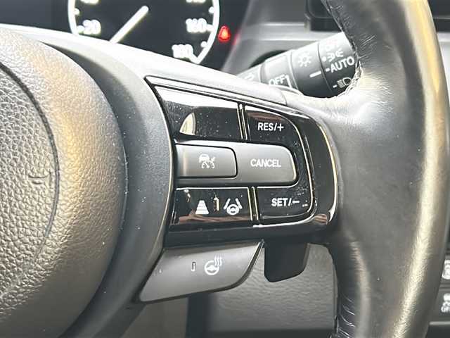 ホンダ ヴェゼル ハイブリッド e:HEV Z 埼玉県 2023(令5)年 2.3万km クリスタルブラックパール 登録時22818km/ワンオーナー/純正ナビ/フルセグ/BT/USB/アラウンドビューモニター/ビルトインETC2.0/前後ドライブレコーダー/衝突被害軽減ブレーキ/路外逸脱抑制機能/踏み間違い衝突軽減システム/ヒルディセントコントロール/レーダークルーズコントロール/パドルシフト/ハーフレザーシート/前席シートヒーター/革巻きハンドル/ステアリングリモコン/ステアリングヒーター/パワーバックドア/パーキングセンサーシステム/プッシュスタート/置くだけ充電/電動格納ミラー/ウィンカーミラー/オートライト/横滑り防止装置/純正フロアマット/純正18インチアルミホイール/LEDヘッドライト/フォグランプ/リアスポイラー/ドアバイザー/スマートキー×2/保証書/取説