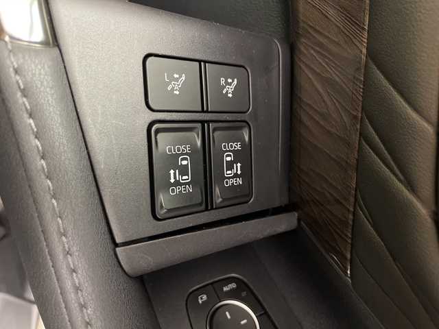 トヨタ アルファードハイブリット エグゼクティブ ラウンジ 埼玉県 2023(令5)年 4.4万km ゴールド ユニバーサルステップ/ＪＢＬサウンド　/左右独立ムーンルーフ　/フリップダウンモニター　/純正ナビ機能付きディスプレイオーディオ/全方位カメラ/前後ドライブレコーダー/ビルトインETC2.0/ブラインドスポットモニター　/ワイヤレス充電器　/ヘッドアップディスプレイ　/レーダークルーズコントロール　/レーンキープアシスト/衝突軽減ブレーキ/ハンドルヒーター/全席エアシート/全席シートヒータ/オットマン/木目調パネル/純正フロアマット/ドアバイザー