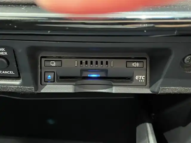 トヨタ クラウン ハイブリッド RS アドバンス 愛知県 2020(令2)年 6.9万km ホワイトパールクリスタルシャイン 純正８インチナビ　/(AM/FM/CD・DVD再生/SD/フルセグTV/Bluetooth)/電動ムーンルーフ　/ＡＣ１００Ｖ　/シートベンチレーション/シートヒーター/トヨタセーフティセンス　/　　-プリクラッシュセーフティ/　　-レーントレーニングアシスト/　　-レーダークルーズコントロール/　　-ロードサインアシスト　/　　-アダプティブハイビーム/ビルトインＥＴＣ　/バックカメラ　/ステアリングヒーター　/ＬＥＤヘッドライト/LEDフォグランプ　/黒革　/デジタルインナーミラー　/ブラインドスポットモニター（ＢＳＭ）/ヘッドアップディスプレイ/パワーシート（D席メモリ付）/クリアランスソナー/パドルシフト/純正フロアマット/プッシュスタート/　　-スマートキー