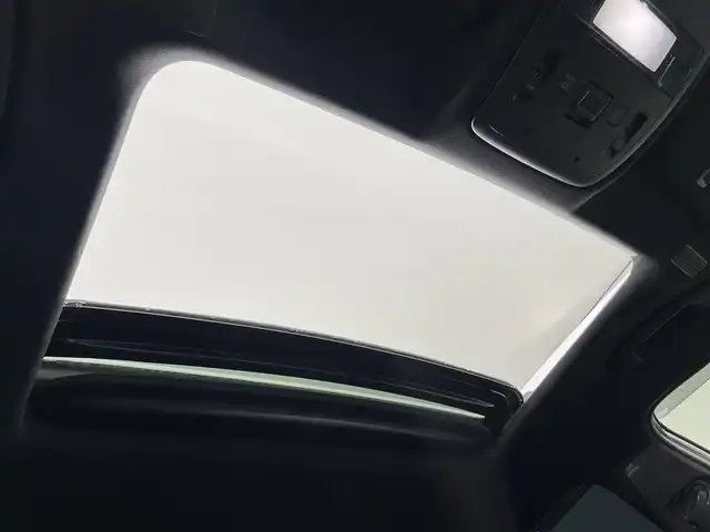 トヨタ クラウン ハイブリッド RS アドバンス 愛知県 2020(令2)年 6.9万km ホワイトパールクリスタルシャイン 純正８インチナビ　/(AM/FM/CD・DVD再生/SD/フルセグTV/Bluetooth)/電動ムーンルーフ　/ＡＣ１００Ｖ　/シートベンチレーション/シートヒーター/トヨタセーフティセンス　/　　-プリクラッシュセーフティ/　　-レーントレーニングアシスト/　　-レーダークルーズコントロール/　　-ロードサインアシスト　/　　-アダプティブハイビーム/ビルトインＥＴＣ　/バックカメラ　/ステアリングヒーター　/ＬＥＤヘッドライト/LEDフォグランプ　/黒革　/デジタルインナーミラー　/ブラインドスポットモニター（ＢＳＭ）/ヘッドアップディスプレイ/パワーシート（D席メモリ付）/クリアランスソナー/パドルシフト/純正フロアマット/プッシュスタート/　　-スマートキー