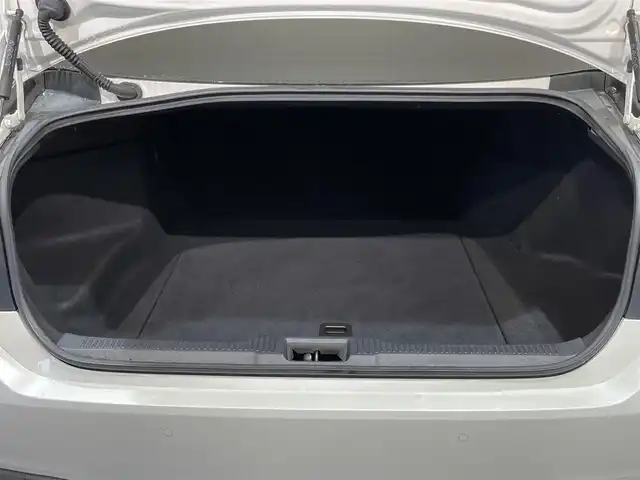 トヨタ クラウン ハイブリッド RS アドバンス 愛知県 2020(令2)年 6.9万km ホワイトパールクリスタルシャイン 純正８インチナビ　/(AM/FM/CD・DVD再生/SD/フルセグTV/Bluetooth)/電動ムーンルーフ　/ＡＣ１００Ｖ　/シートベンチレーション/シートヒーター/トヨタセーフティセンス　/　　-プリクラッシュセーフティ/　　-レーントレーニングアシスト/　　-レーダークルーズコントロール/　　-ロードサインアシスト　/　　-アダプティブハイビーム/ビルトインＥＴＣ　/バックカメラ　/ステアリングヒーター　/ＬＥＤヘッドライト/LEDフォグランプ　/黒革　/デジタルインナーミラー　/ブラインドスポットモニター（ＢＳＭ）/ヘッドアップディスプレイ/パワーシート（D席メモリ付）/クリアランスソナー/パドルシフト/純正フロアマット/プッシュスタート/　　-スマートキー