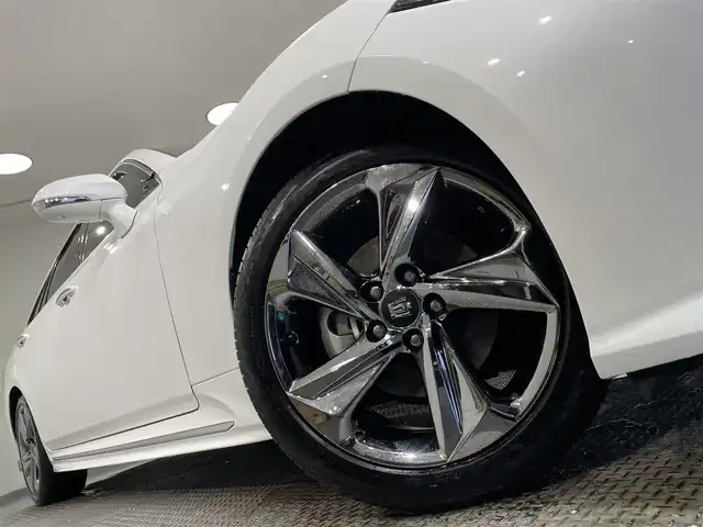 トヨタ クラウン ハイブリッド RS アドバンス 愛知県 2020(令2)年 6.9万km ホワイトパールクリスタルシャイン 純正８インチナビ　/(AM/FM/CD・DVD再生/SD/フルセグTV/Bluetooth)/電動ムーンルーフ　/ＡＣ１００Ｖ　/シートベンチレーション/シートヒーター/トヨタセーフティセンス　/　　-プリクラッシュセーフティ/　　-レーントレーニングアシスト/　　-レーダークルーズコントロール/　　-ロードサインアシスト　/　　-アダプティブハイビーム/ビルトインＥＴＣ　/バックカメラ　/ステアリングヒーター　/ＬＥＤヘッドライト/LEDフォグランプ　/黒革　/デジタルインナーミラー　/ブラインドスポットモニター（ＢＳＭ）/ヘッドアップディスプレイ/パワーシート（D席メモリ付）/クリアランスソナー/パドルシフト/純正フロアマット/プッシュスタート/　　-スマートキー