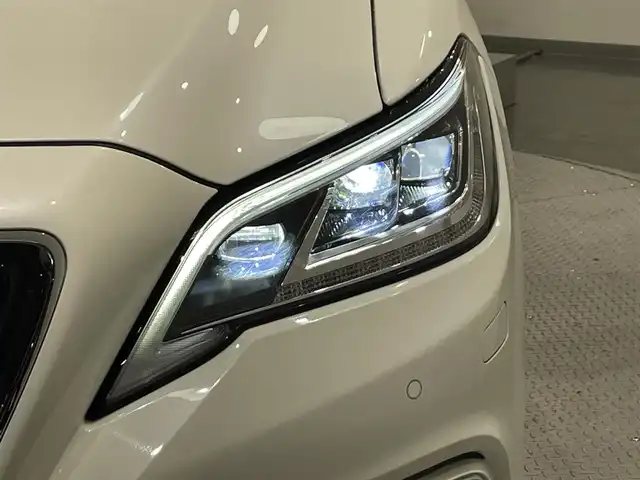 トヨタ クラウン ハイブリッド RS アドバンス 愛知県 2020(令2)年 6.9万km ホワイトパールクリスタルシャイン 純正８インチナビ　/(AM/FM/CD・DVD再生/SD/フルセグTV/Bluetooth)/電動ムーンルーフ　/ＡＣ１００Ｖ　/シートベンチレーション/シートヒーター/トヨタセーフティセンス　/　　-プリクラッシュセーフティ/　　-レーントレーニングアシスト/　　-レーダークルーズコントロール/　　-ロードサインアシスト　/　　-アダプティブハイビーム/ビルトインＥＴＣ　/バックカメラ　/ステアリングヒーター　/ＬＥＤヘッドライト/LEDフォグランプ　/黒革　/デジタルインナーミラー　/ブラインドスポットモニター（ＢＳＭ）/ヘッドアップディスプレイ/パワーシート（D席メモリ付）/クリアランスソナー/パドルシフト/純正フロアマット/プッシュスタート/　　-スマートキー