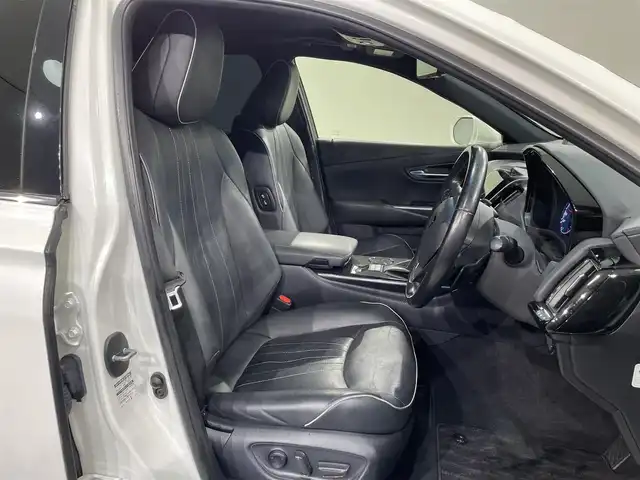 トヨタ クラウン ハイブリッド RS アドバンス 愛知県 2020(令2)年 6.9万km ホワイトパールクリスタルシャイン 純正８インチナビ　/(AM/FM/CD・DVD再生/SD/フルセグTV/Bluetooth)/電動ムーンルーフ　/ＡＣ１００Ｖ　/シートベンチレーション/シートヒーター/トヨタセーフティセンス　/　　-プリクラッシュセーフティ/　　-レーントレーニングアシスト/　　-レーダークルーズコントロール/　　-ロードサインアシスト　/　　-アダプティブハイビーム/ビルトインＥＴＣ　/バックカメラ　/ステアリングヒーター　/ＬＥＤヘッドライト/LEDフォグランプ　/黒革　/デジタルインナーミラー　/ブラインドスポットモニター（ＢＳＭ）/ヘッドアップディスプレイ/パワーシート（D席メモリ付）/クリアランスソナー/パドルシフト/純正フロアマット/プッシュスタート/　　-スマートキー