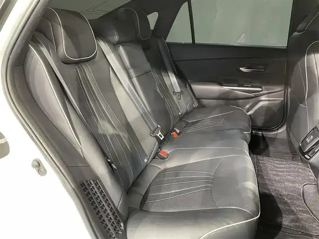 トヨタ クラウン ハイブリッド RS アドバンス 愛知県 2020(令2)年 6.9万km ホワイトパールクリスタルシャイン 純正８インチナビ　/(AM/FM/CD・DVD再生/SD/フルセグTV/Bluetooth)/電動ムーンルーフ　/ＡＣ１００Ｖ　/シートベンチレーション/シートヒーター/トヨタセーフティセンス　/　　-プリクラッシュセーフティ/　　-レーントレーニングアシスト/　　-レーダークルーズコントロール/　　-ロードサインアシスト　/　　-アダプティブハイビーム/ビルトインＥＴＣ　/バックカメラ　/ステアリングヒーター　/ＬＥＤヘッドライト/LEDフォグランプ　/黒革　/デジタルインナーミラー　/ブラインドスポットモニター（ＢＳＭ）/ヘッドアップディスプレイ/パワーシート（D席メモリ付）/クリアランスソナー/パドルシフト/純正フロアマット/プッシュスタート/　　-スマートキー