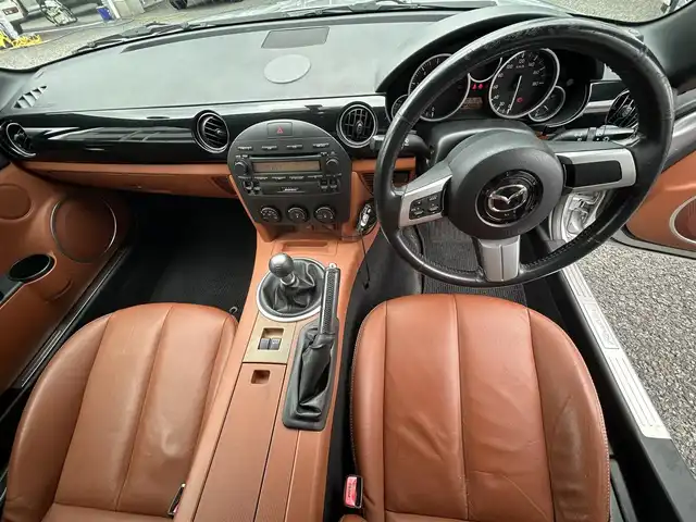 マツダ ロードスター RS 愛知県 2006(平18)年 10.2万km サンライトシルバーメタリック 純正オーディオ(FM/AM/CD/AUX)/レザーシート(茶色)/6MT/BOSSサウンド/コンバーチブルトップ/HIDヘッドライト/フォグランプ/革巻きステアリング/純正フロアマット/社外AW17インチ/ETC/リモコンキー/ステアリングリモコン/ABS/取扱説明書
