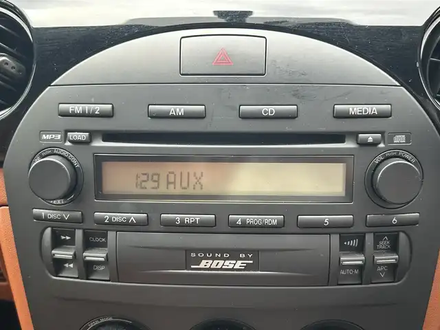 マツダ ロードスター RS 愛知県 2006(平18)年 10.2万km サンライトシルバーメタリック 純正オーディオ(FM/AM/CD/AUX)/レザーシート(茶色)/6MT/BOSSサウンド/コンバーチブルトップ/HIDヘッドライト/フォグランプ/革巻きステアリング/純正フロアマット/社外AW17インチ/ETC/リモコンキー/ステアリングリモコン/ABS/取扱説明書