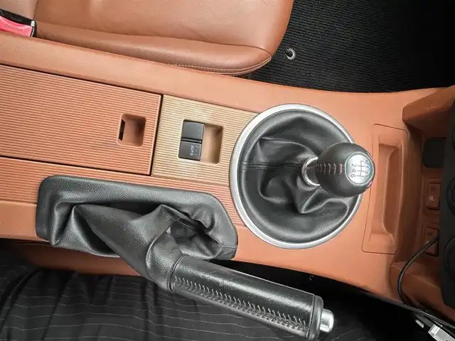 マツダ ロードスター RS 愛知県 2006(平18)年 10.2万km サンライトシルバーメタリック 純正オーディオ(FM/AM/CD/AUX)/レザーシート(茶色)/6MT/BOSSサウンド/コンバーチブルトップ/HIDヘッドライト/フォグランプ/革巻きステアリング/純正フロアマット/社外AW17インチ/ETC/リモコンキー/ステアリングリモコン/ABS/取扱説明書