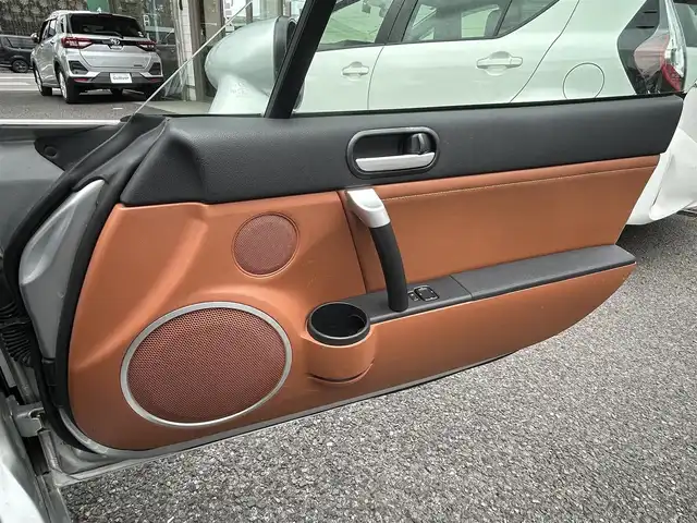 マツダ ロードスター RS 愛知県 2006(平18)年 10.2万km サンライトシルバーメタリック 純正オーディオ(FM/AM/CD/AUX)/レザーシート(茶色)/6MT/BOSSサウンド/コンバーチブルトップ/HIDヘッドライト/フォグランプ/革巻きステアリング/純正フロアマット/社外AW17インチ/ETC/リモコンキー/ステアリングリモコン/ABS/取扱説明書