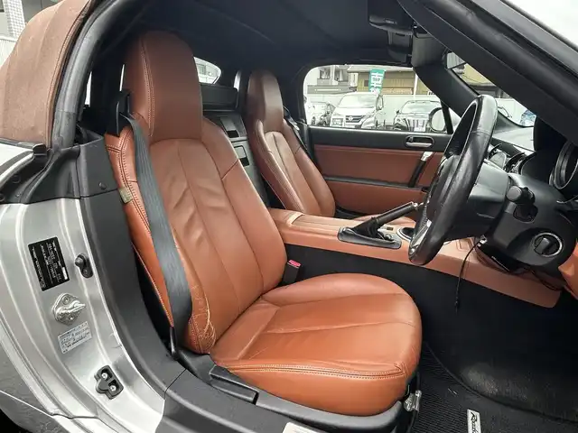 マツダ ロードスター RS 愛知県 2006(平18)年 10.2万km サンライトシルバーメタリック 純正オーディオ(FM/AM/CD/AUX)/レザーシート(茶色)/6MT/BOSSサウンド/コンバーチブルトップ/HIDヘッドライト/フォグランプ/革巻きステアリング/純正フロアマット/社外AW17インチ/ETC/リモコンキー/ステアリングリモコン/ABS/取扱説明書