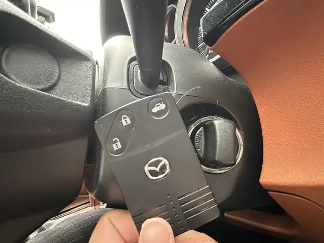 マツダ ロードスター RS 愛知県 2006(平18)年 10.2万km サンライトシルバーメタリック 純正オーディオ(FM/AM/CD/AUX)/レザーシート(茶色)/6MT/BOSSサウンド/コンバーチブルトップ/HIDヘッドライト/フォグランプ/革巻きステアリング/純正フロアマット/社外AW17インチ/ETC/リモコンキー/ステアリングリモコン/ABS/取扱説明書