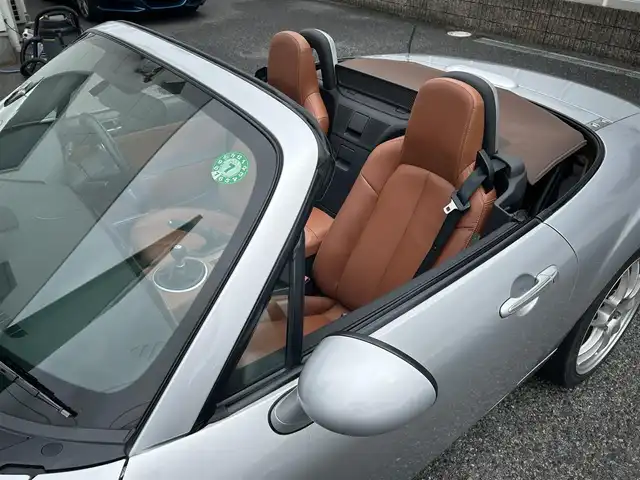 マツダ ロードスター RS 愛知県 2006(平18)年 10.2万km サンライトシルバーメタリック 純正オーディオ(FM/AM/CD/AUX)/レザーシート(茶色)/6MT/BOSSサウンド/コンバーチブルトップ/HIDヘッドライト/フォグランプ/革巻きステアリング/純正フロアマット/社外AW17インチ/ETC/リモコンキー/ステアリングリモコン/ABS/取扱説明書