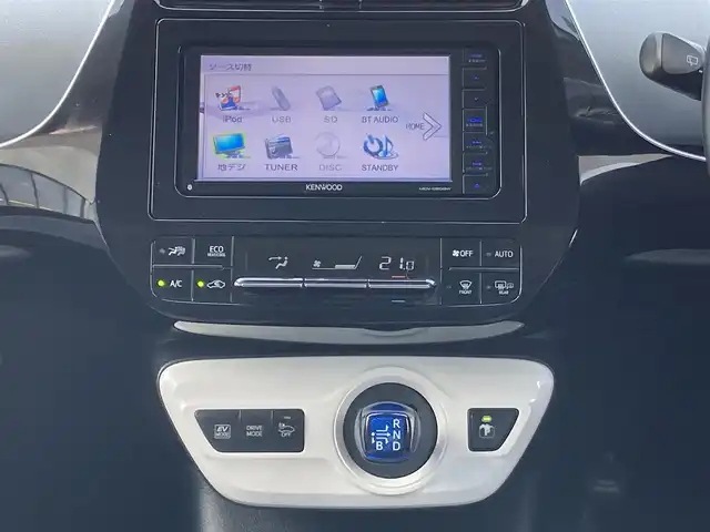 トヨタ プリウス Sセーフティプラス 千葉県 2016(平28)年 7.9万km ホワイトパールクリスタルシャイン 社外メモリナビ/(フルセグTV／BT／CD／DVD／FM／AM)/サンルーフ/バックカメラ/衝突被害軽減システム/車線逸脱警報/クルーズコントロール/レザーシート/横滑り防止装置/ETC/LEDヘッドライト/フォグランプ/オートライト/ウィンカーミラー/電動格納ミラー/シートリフター/プッシュスタート/スマートキー/フロアマット/ドアバイザー