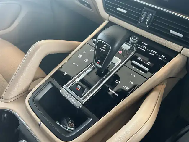 ポルシェ カイエン 茨城県 2019(令1)年 5.5万km 紺 純正ナビ/（AM.FM.BT.USB）/全周囲カメラ/ETC2.0/ドラレコ/ベージュ革シート/ACC/BSM/D/N席パワーシート/D/N席シートヒーター/パワーバックドア/コーナーセンサー/純正21インチAW/パドルシフト