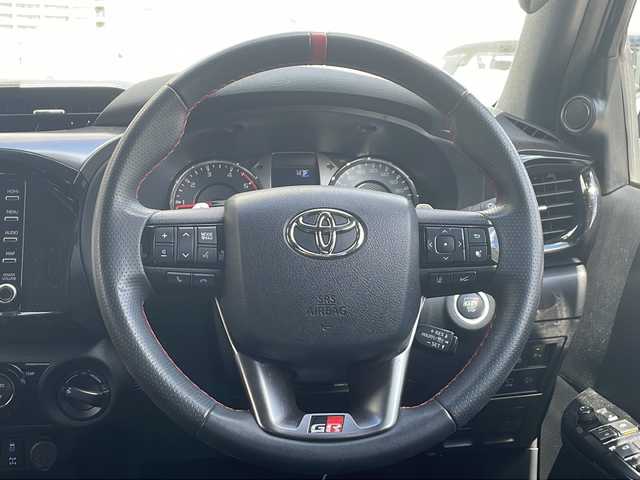 トヨタ ハイラックス Z GRスポーツ 福岡県 2021(令3)年 1.7万km アティチュードブラックマイカ ワンオーナー/純正ナビ（Bluetooth・USB入力端子）/プリクラッシュセーフティー/レーンデパーチャーアラート/レーダークルーズコントロール/クリアランスソナー/ドライブレコーダー前後（TZ-D205W)/全席パワーウィンドウ/センターデフロック/コーナーセンサー/ダウンヒルアシストコントロール/ETC/パワーシート（運転席）/純正フロアマット/純正アルミホイール/横滑り防止装置/衝突被害軽減システム/スペアキー/保証書/取扱説明書