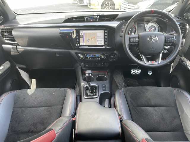 トヨタ ハイラックス Z GRスポーツ 福岡県 2021(令3)年 1.7万km アティチュードブラックマイカ ワンオーナー/純正ナビ（Bluetooth・USB入力端子）/プリクラッシュセーフティー/レーンデパーチャーアラート/レーダークルーズコントロール/クリアランスソナー/ドライブレコーダー前後（TZ-D205W)/全席パワーウィンドウ/センターデフロック/コーナーセンサー/ダウンヒルアシストコントロール/ETC/パワーシート（運転席）/純正フロアマット/純正アルミホイール/横滑り防止装置/衝突被害軽減システム/スペアキー/保証書/取扱説明書