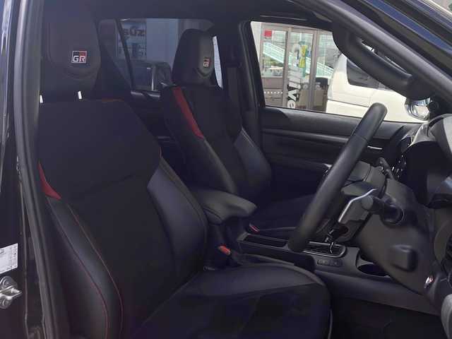 トヨタ ハイラックス Z GRスポーツ 福岡県 2021(令3)年 1.7万km アティチュードブラックマイカ ワンオーナー/純正ナビ（Bluetooth・USB入力端子）/プリクラッシュセーフティー/レーンデパーチャーアラート/レーダークルーズコントロール/クリアランスソナー/ドライブレコーダー前後（TZ-D205W)/全席パワーウィンドウ/センターデフロック/コーナーセンサー/ダウンヒルアシストコントロール/ETC/パワーシート（運転席）/純正フロアマット/純正アルミホイール/横滑り防止装置/衝突被害軽減システム/スペアキー/保証書/取扱説明書