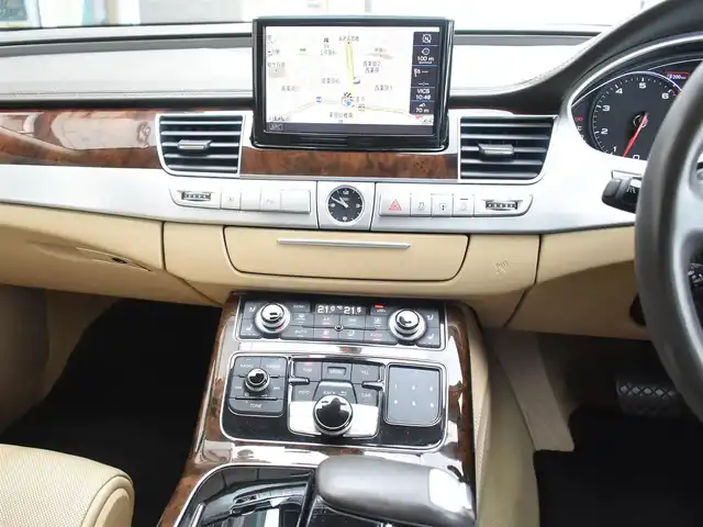 アウディ Ａ８ L 4．0 TFSI クワトロ 神奈川県 2014(平26)年 6.7万km 黒 純正ナビ/全方位カメラ/後席モニター/サンルーフ/レザーシート/パワーシート/エアーシート/シートヒーター/クルーズコントロール/社外２１インチAW/スマートキー/プッシュスタート