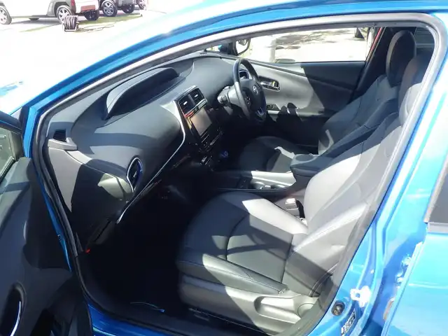 トヨタ プリウス S ツーリングセレクション 千葉県 2021(令3)年 5.6万km ブルーM Toyota Safety Sense/・プリクラッシュセーフティ/・レーンディパーチャーアラート/・オートハイビーム/・レーダークルーズコントロール/純正SDナビ/地デジTV/【DVD/CD再生機能　Bluetooth接続】/パノラミックビューモニター/ドライブレコーダー/前席シートヒーター/革巻きステアリング/ステアリングスイッチ/ETC/LEDヘッドライト/フォグライト/ウインカーミラー/クリアランスソナー/純正17インチアルミホイル/サイド/カーテンエアバッグ/スマートキー
